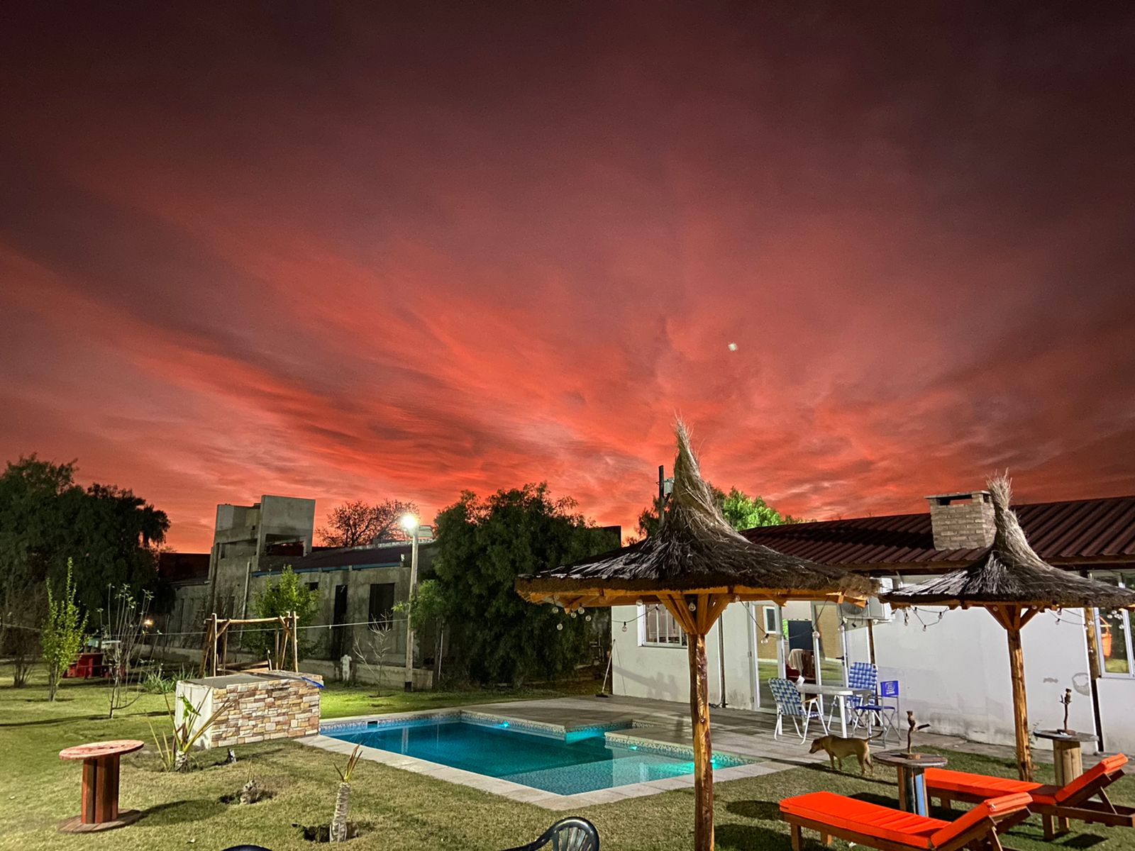 Predio y piscina al atardecer