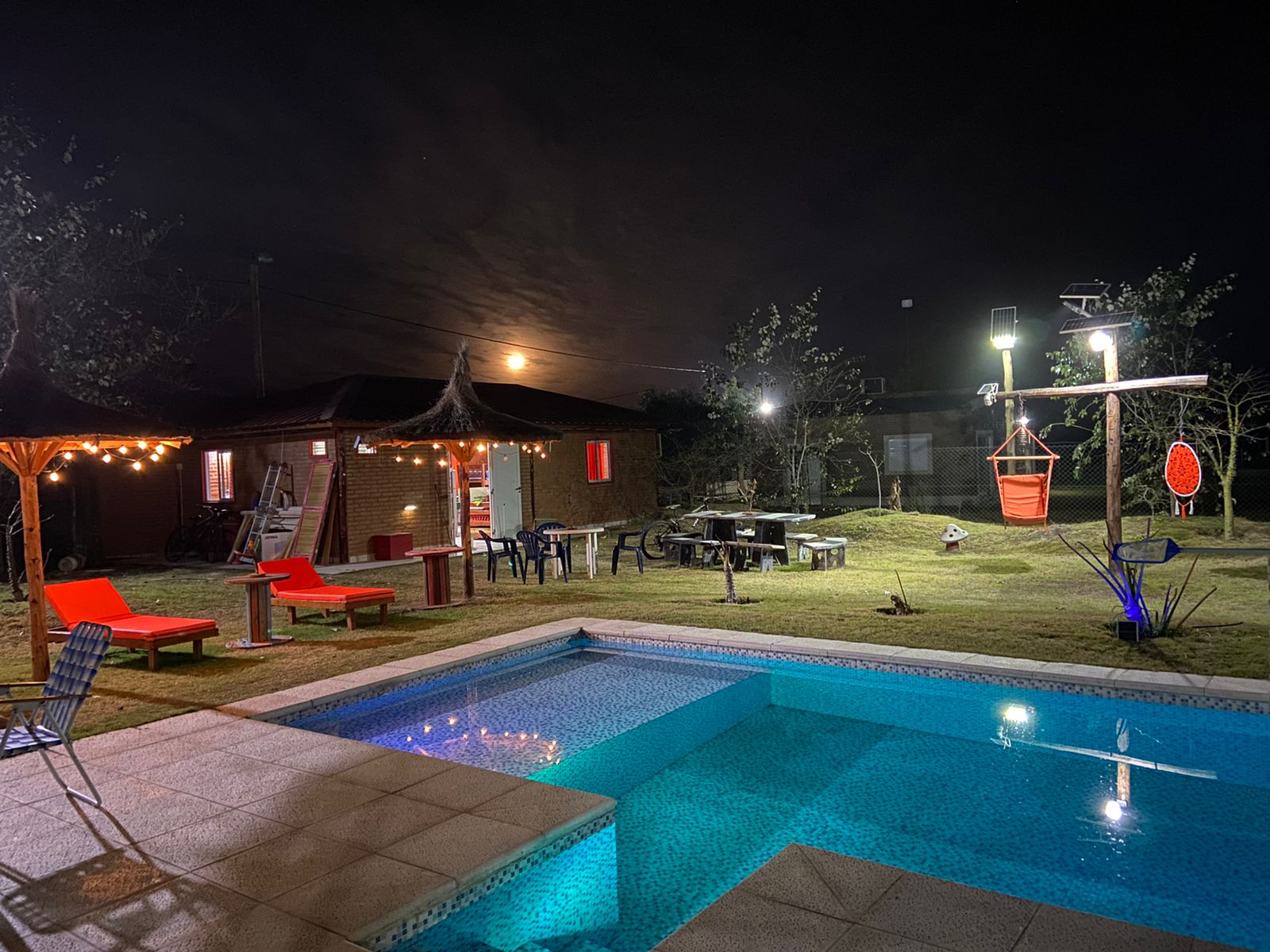 Piscina de noche en Chozas del Estero