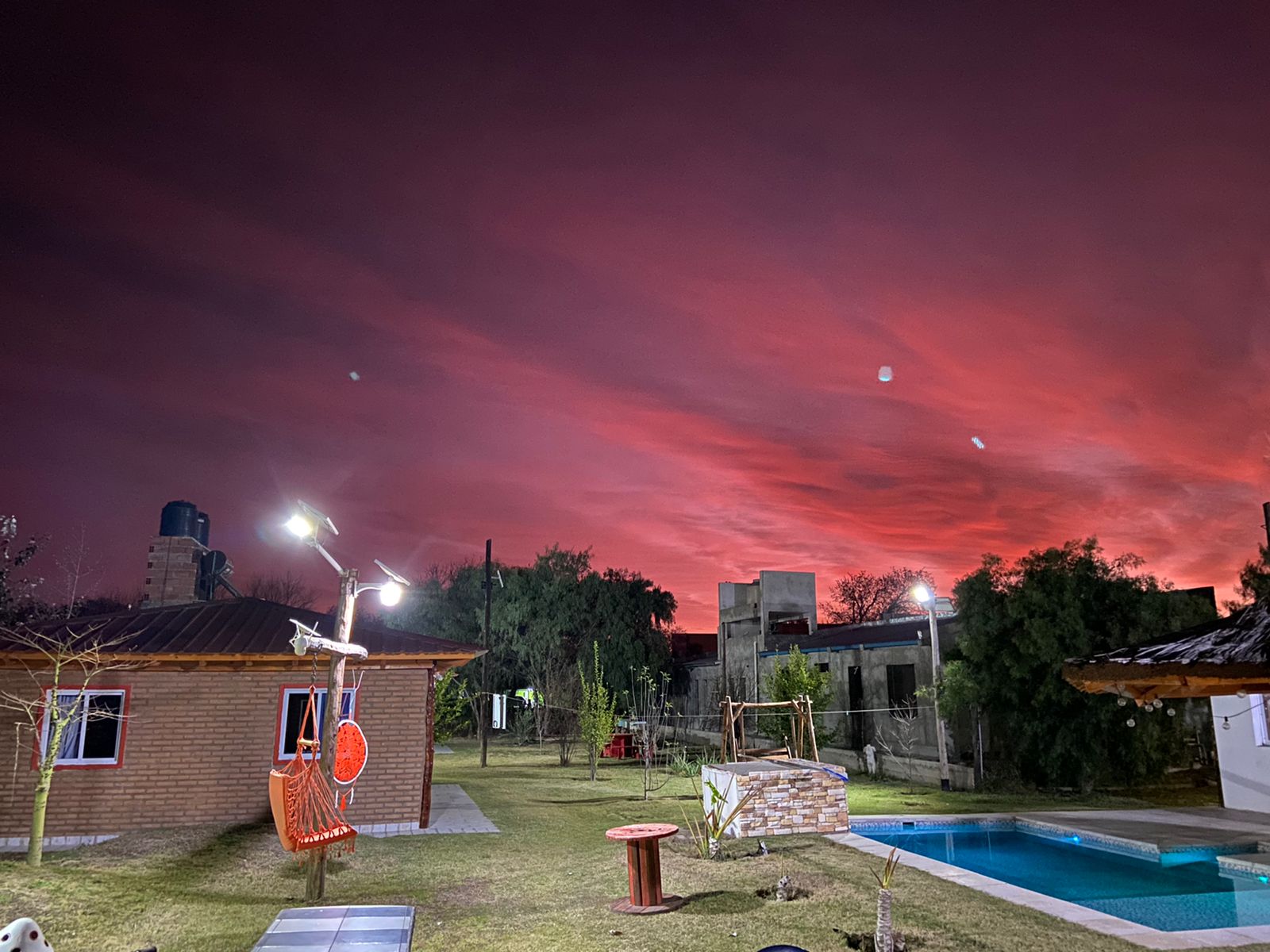 Vista del predio con piscina y cabañas